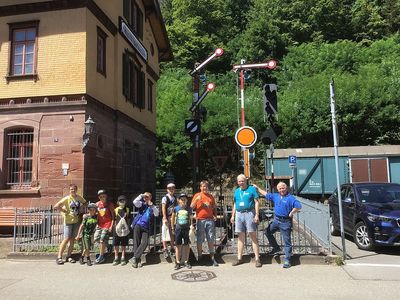 Rüdiger Baumann und Matthias Lieb mit 8 Kindern / Jugendlichen vor dem Bahnhof Weißenstein