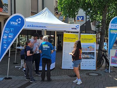 Der Infostand mit VRN-Pavillon und den Beachflags von VRN und VCD.