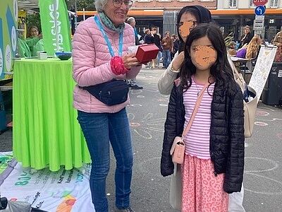 Mutter mit Kind beantwortet Fragen am Glücksrad