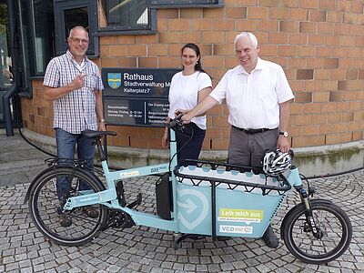 Jörg Soulier, Teresa Krannich und Matthias Lieb mit dem VCD-Lastenrad "Senderblitz" vor dem Rathaus Mühlacker
