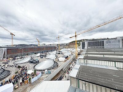 Blick auf den neuen Stuttgarter Hauptbahnhof mit den Lichtaugen Richtung Heilbronner Straße