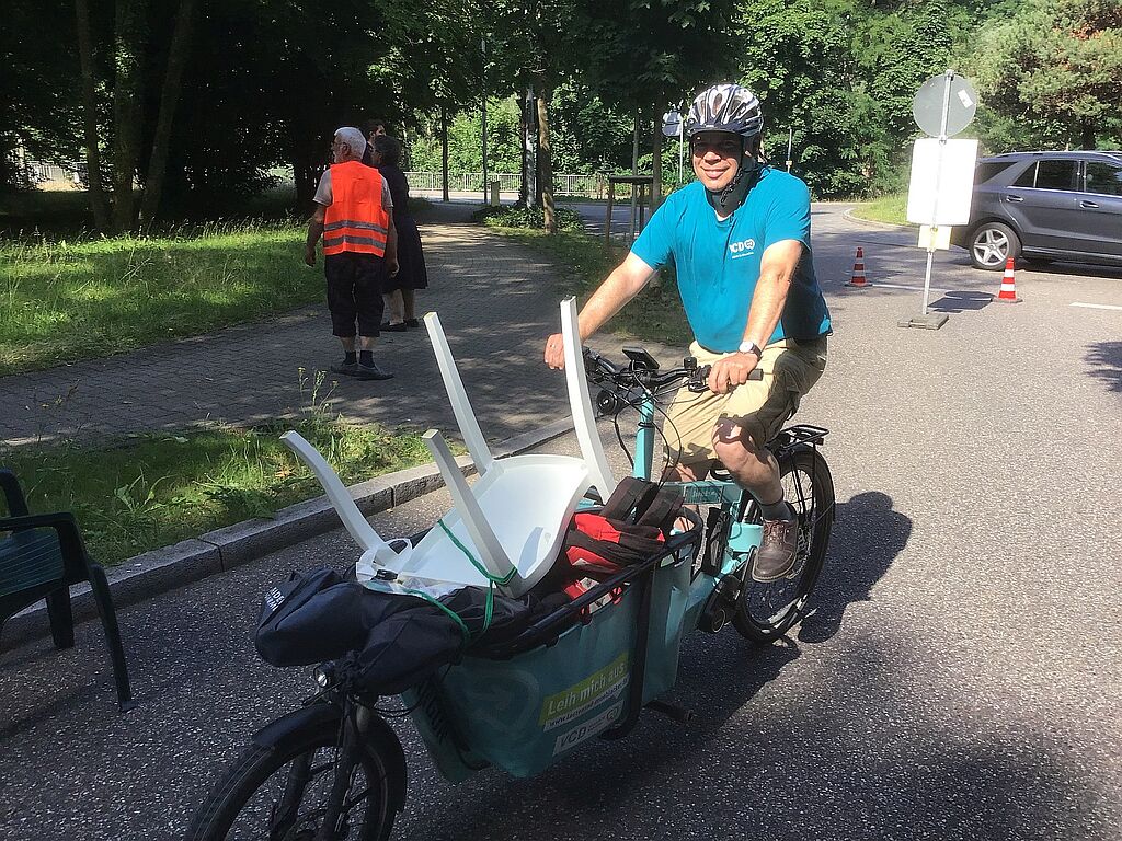 Foto von Matthias Lieb mit dem Lastenrad "Senderblitz"
