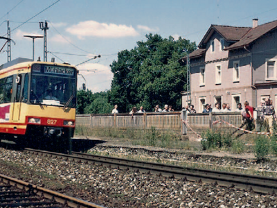 Stadtbahn von 1996 vor dem Bahnhof Maulbronn-West