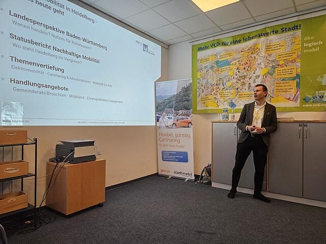 Referent Richard Kaum vor der präsentationsleinwand beim Vortrag