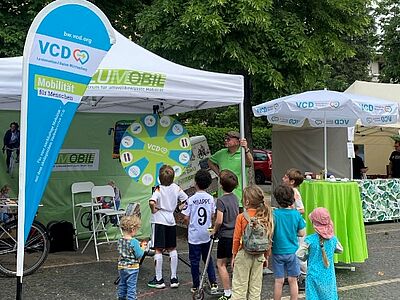 Acht Kinder stehen Schlange am VCD-Glücksrad 
