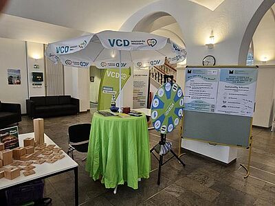 VCD-Infostand mit Sonnenschirm und Glücksrad