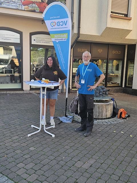F. Ornau und G. Gerhard am Stehtisch mit VCD-Beachflag.