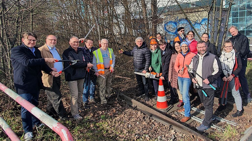 Mitarbeiter und Freiwillige des VCD und Politiker aus Land- und Kreistag schneiden Bahnlinie Ludwigsburg-Markgröningen frei. Foto: VCD Baden-Württemberg