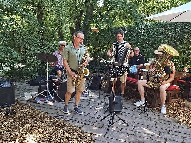 Die Musiker in Aktion an Schlagzeug, posaune, Akkordeon und Horn