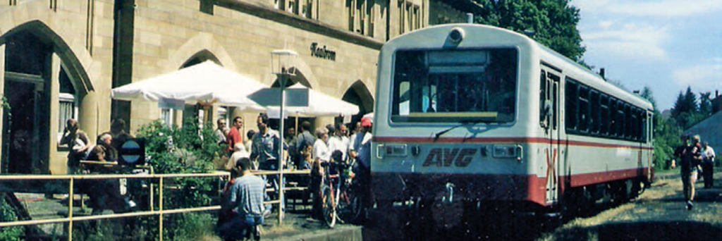 Dieseltriebwagen von 1996 vor dem Stadtbahnhof Maulbronn