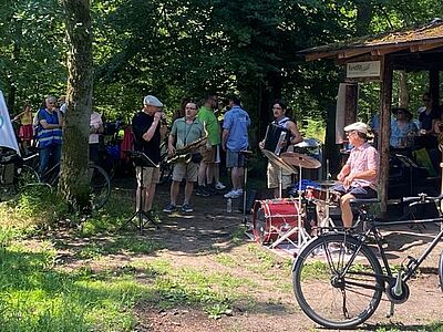 Die Musiker in Aktion mit Mundharmonika, Schlagzeug, Posaune und Akkordion