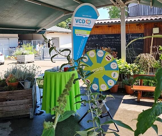 VCD-Infostand mit Stehtisch, Glücksrad und Beachflag