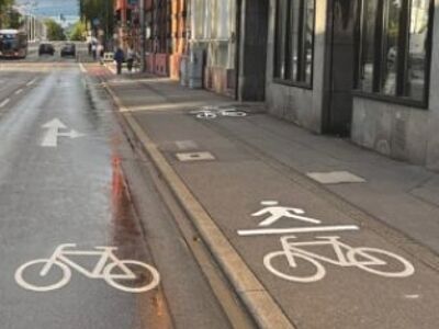 Fußgänger-/Fahrradpiktogramme auf dem Gehweg, Fahrradpiktogramme auf der Fahrbahn der Mittermaierstraße.