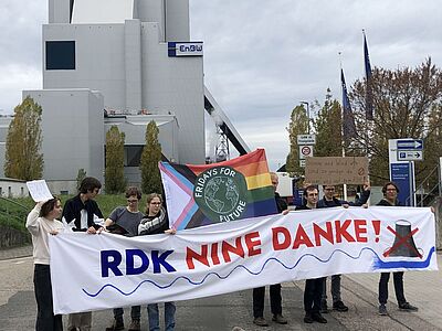 Demonstranten mit Plakat "RDK Nine Danke!" vorm Kohlekraftwerk RDK 8