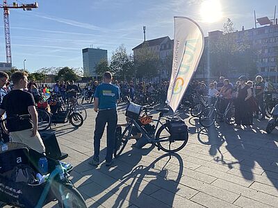 VCD-Referent Manfred Stindl im Gegenlicht auf dem Mannheimer Neuen Messplatz beim Vortrag über die Verkehrswende