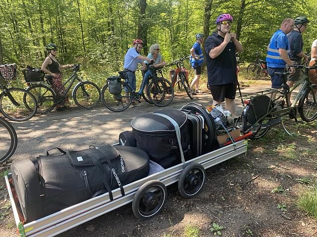 Verpacktes Schlagzeug und Horn auf dem Lastenanhäger am Fahrrad