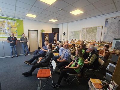 Blick auf die beiden Referenten und ca. 15 Personen im Publikum.