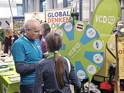 Interessierte Dame beim Beantworten einer Frage am Glücksrad