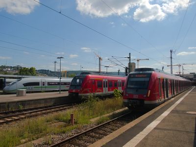 Stuttgart Hauptbahnhof mit S-Bahn und ICE