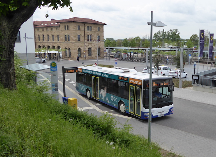 Die Linie 624 aus Neuenstadt endet am Bahnhof Neckarsulm. Während früher die Linie 625 weiter nach Heilbronn verkehrte und auch die Berufsschule und die Neckarsulmer Südstadt erschloss, ist dieser Bereich nun aus Richtung Neuenstadt oder Untereisesheim nicht mehr direkt erreichbar. ©SCRITTI