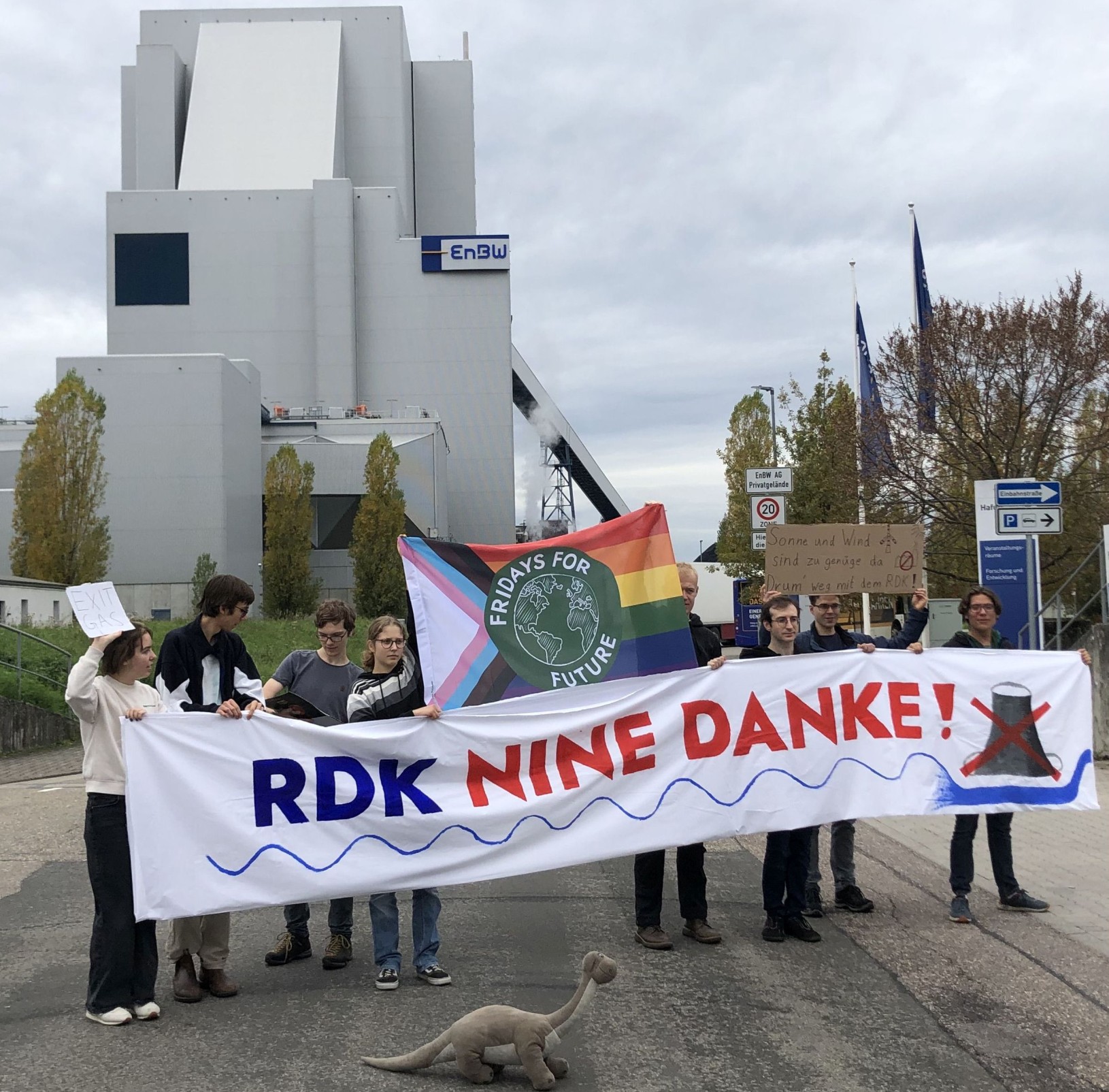 Demonstranten mit Plakat "RDK Nine Danke!" vorm Kohlekraftwerk RDK 8