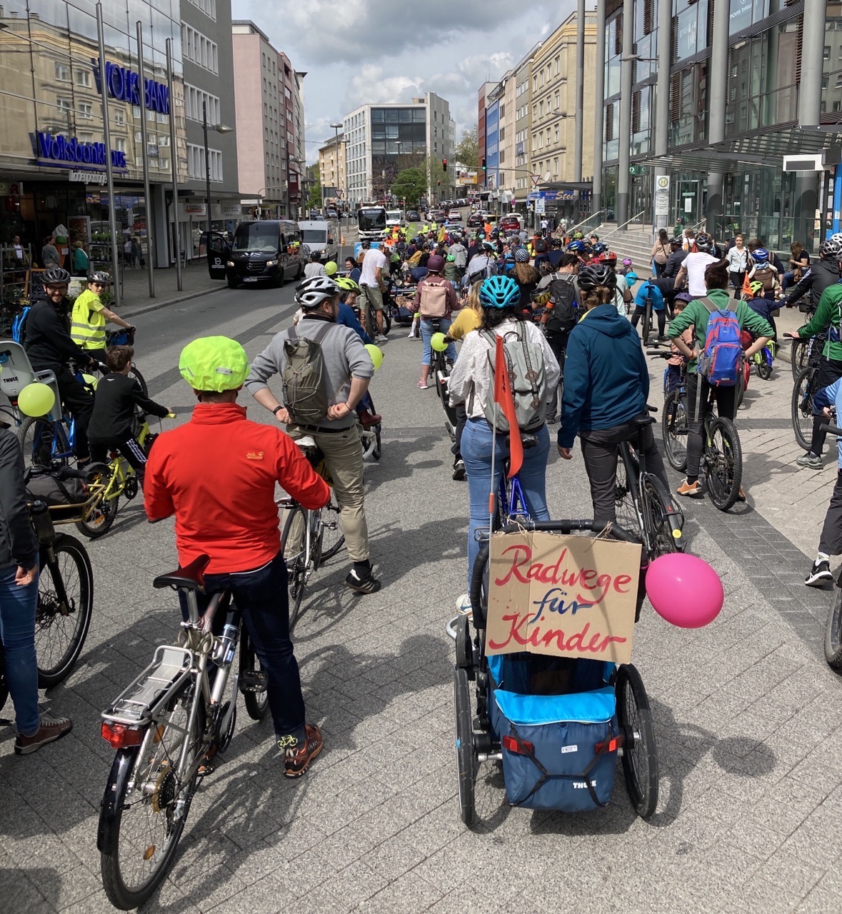 Radfahrende Kinder und Erwachsene bei einer Fahrraddemo
