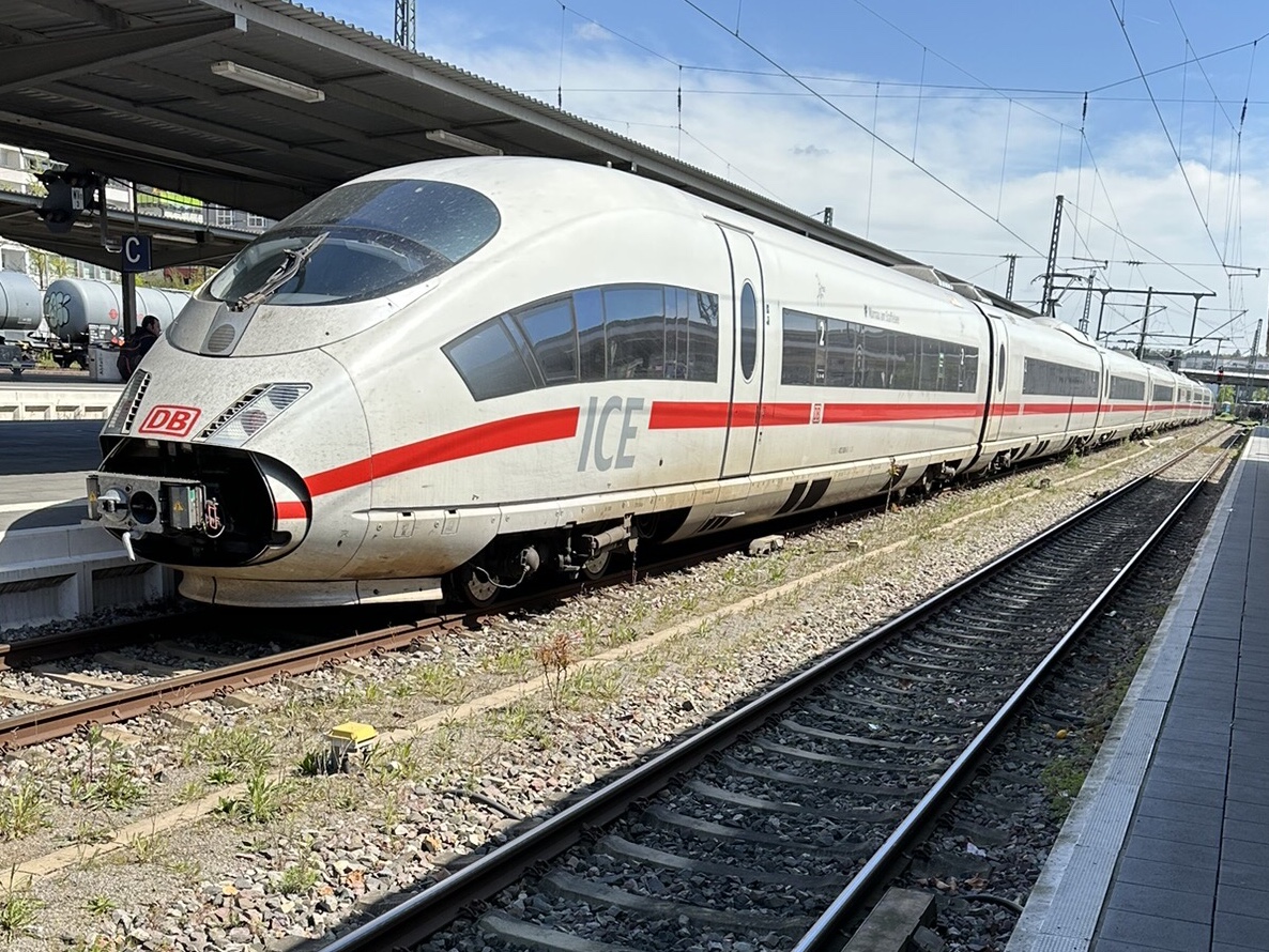 Ein ICE hält am Bahnsteig im Hauptbahnhof Pforzheim 