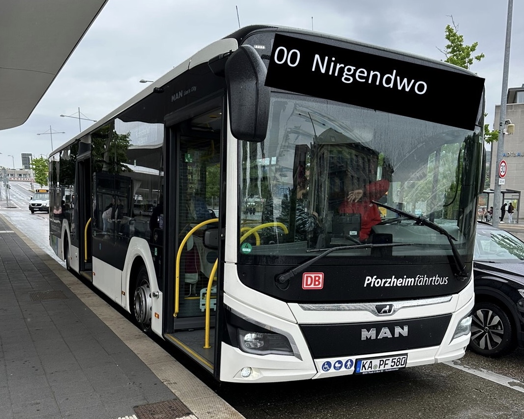 Ein Linienbus mit dem Zielort Nirgendwo steht an einer Haltestelle 