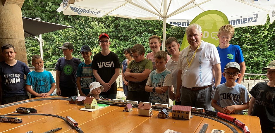 Kinderferienprogramm Maulbronn: Kinder bauen eine Modelleisenbahn