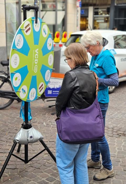 Interessentin am Glücksrad