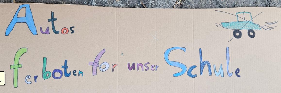 Von Kindern gemaltes Plakat "Autos verboten"