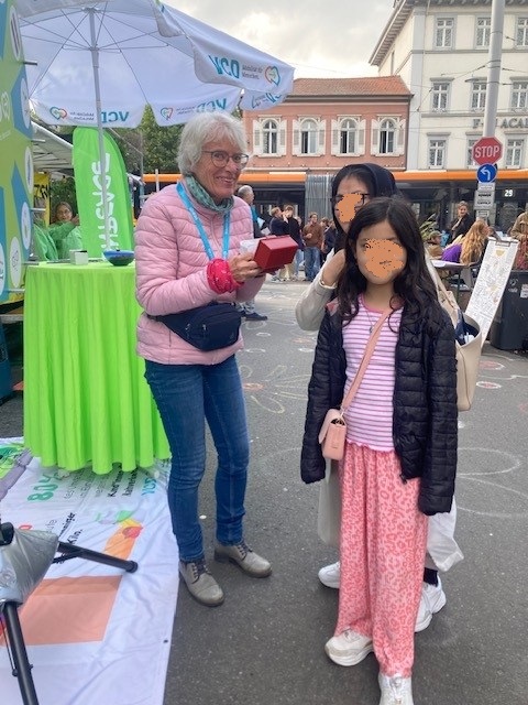 Mutter mit Kind beantwortet Fragen am Glücksrad