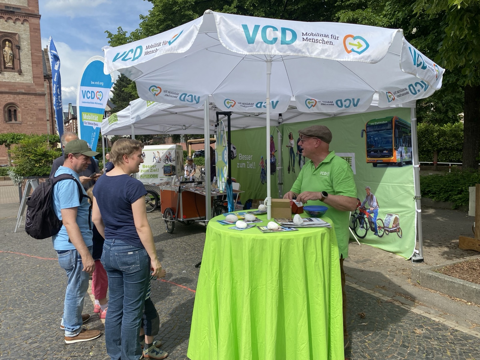 Drei interessierte Personen am VCD-Stand im Gespräch mit einem VCD-Aktiven