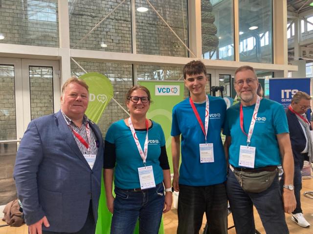 Der bayerische VCD-Landesvorsitzende zusammen mit 3 Aktiven vor dem VCD-Infostand