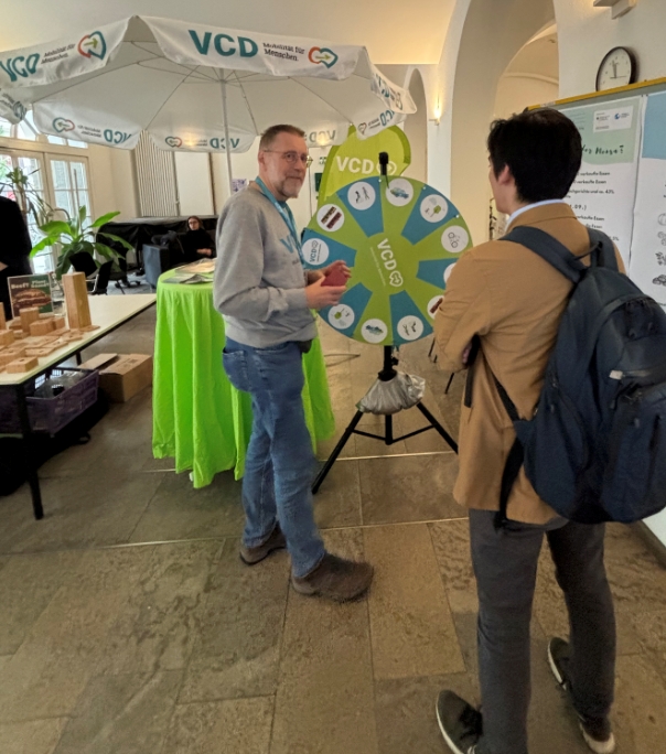 Interessentin im Gespräch mit Standbetreuer Manfred Stindl