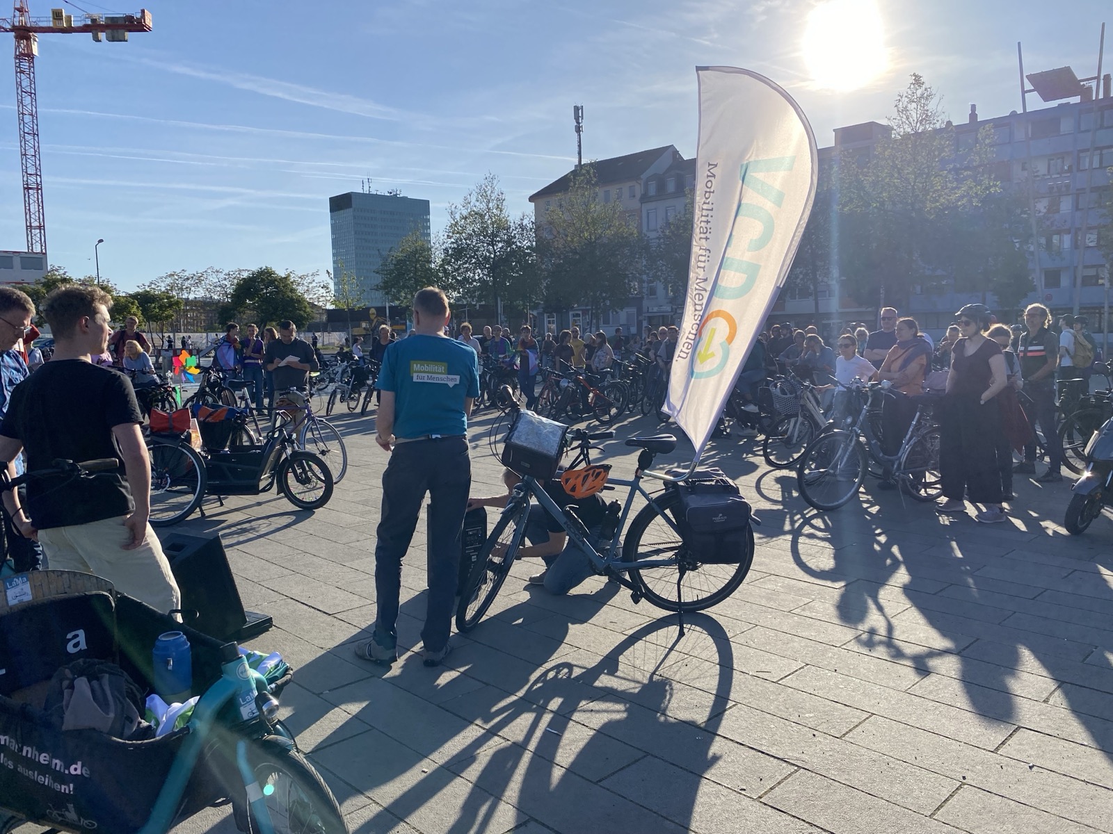 VCD-Referent Manfred Stindl im Gegenlicht auf dem Mannheimer Neuen Messplatz beim Vortrag über die Verkehrswende