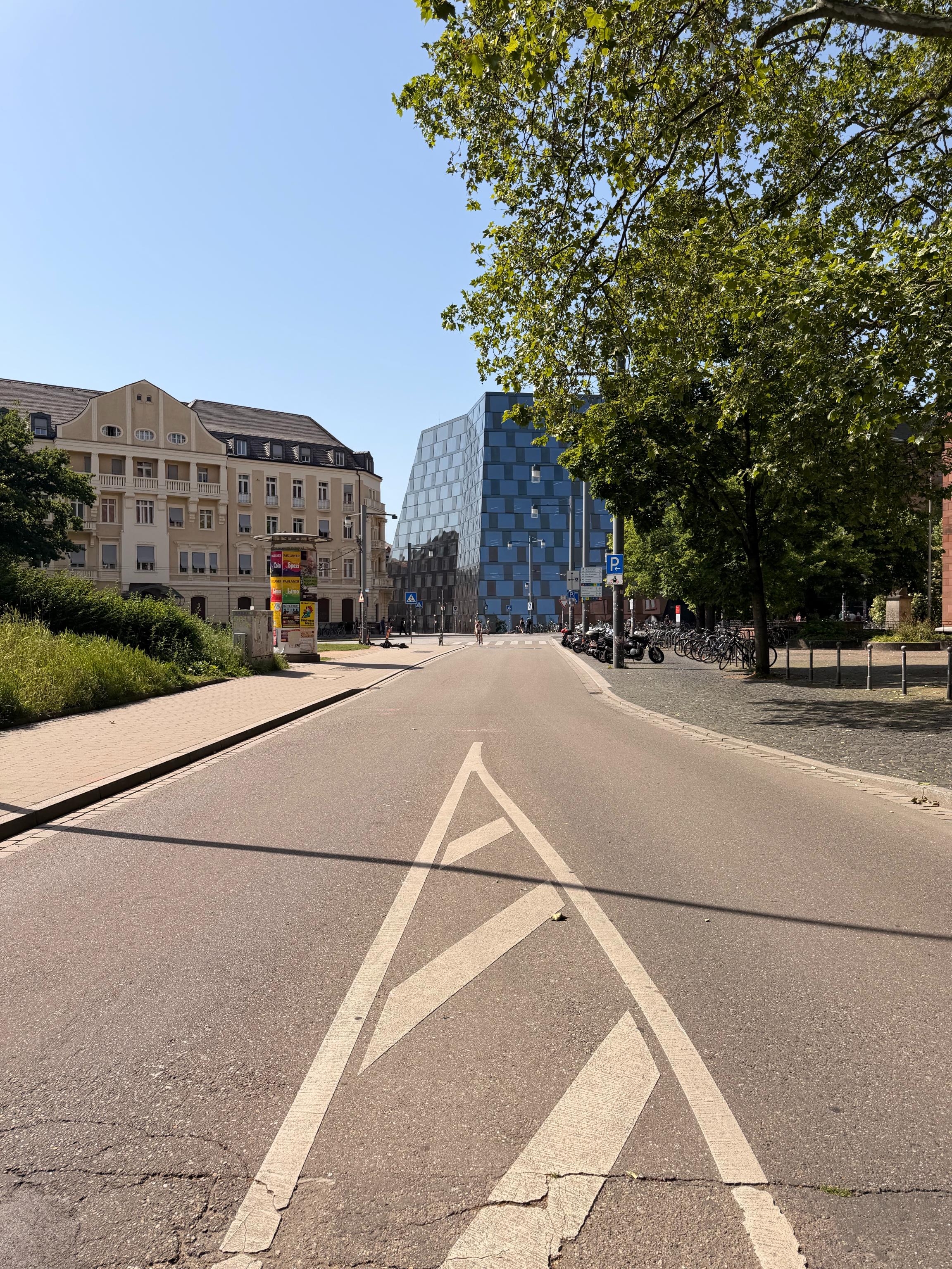 Ein Bild der Rempartstraße im heutigen Zustand, von der Mensa in Richtung Unibib fotografiert