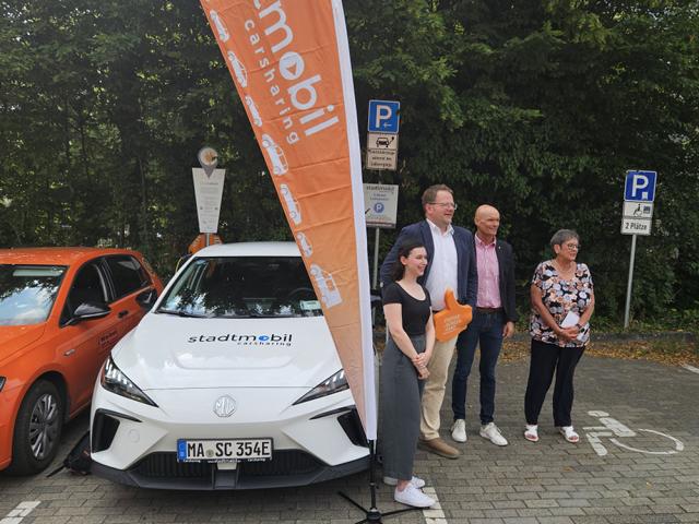 E-Carsharing-Auto mit Oberbürgermeister und weiteren Offiziellen