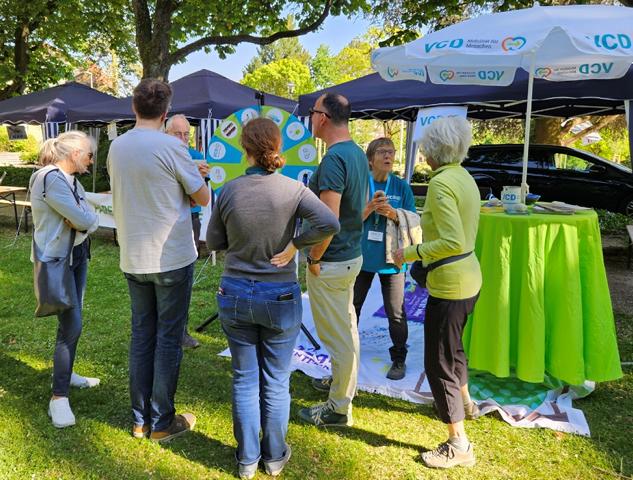 Gruppendiskussion vor dem Infostand