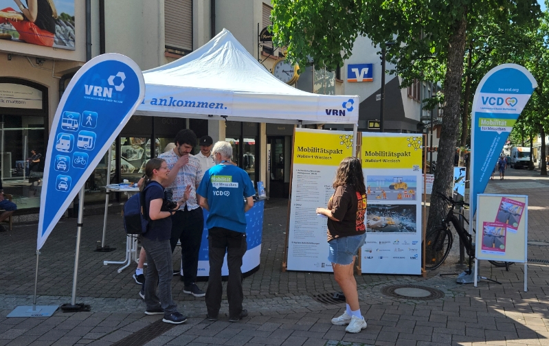 Der Infostand mit VRN-Pavillon und den Beachflags von VRN und VCD.